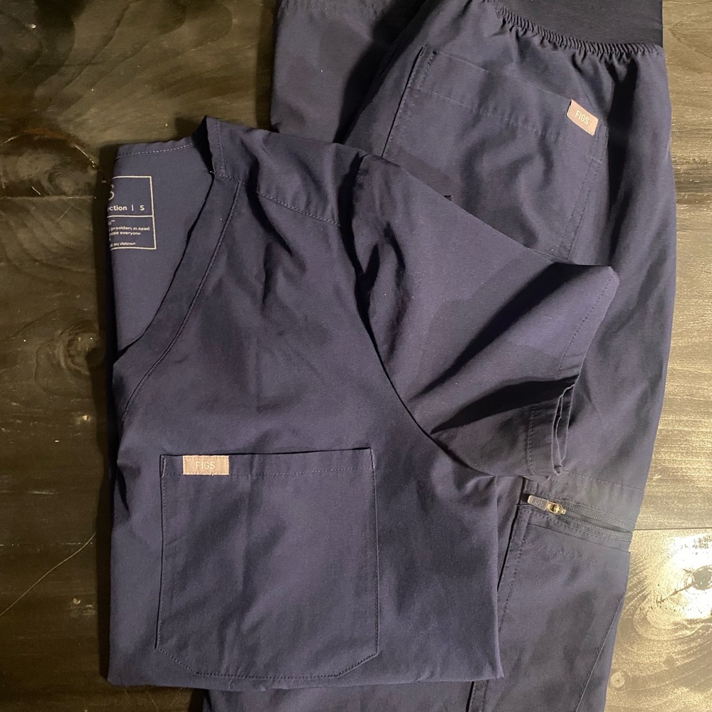 Figs Women’s Navy Scrub Top & Pants Set